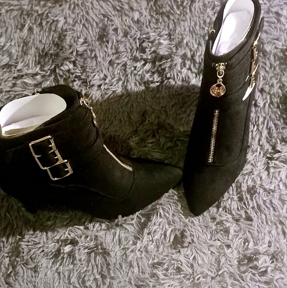 IDIFU black Women's 3 Buckle Strap Ankle Booties 3 Inch Pointed Toe Zipper Heels - Picture 6 of 7